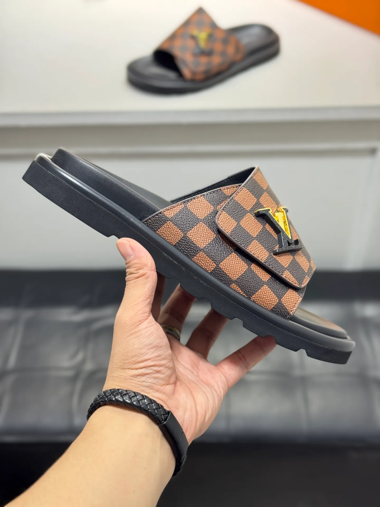 Men's Men's Shoes💰360 [New Style]🦇🦇Top Original [Louis Vuitton] Slippers for Couples👫Spring and Summer Style🎯🎯As an active family in the fashion industry ⭐ Lv takes bold innovation as its true nature ⚡Fabric and floral with hardware🔥Clean and neat ⚡Fashionable and elegant🌹Multiple colors available Size: 36-44 (45. Customized